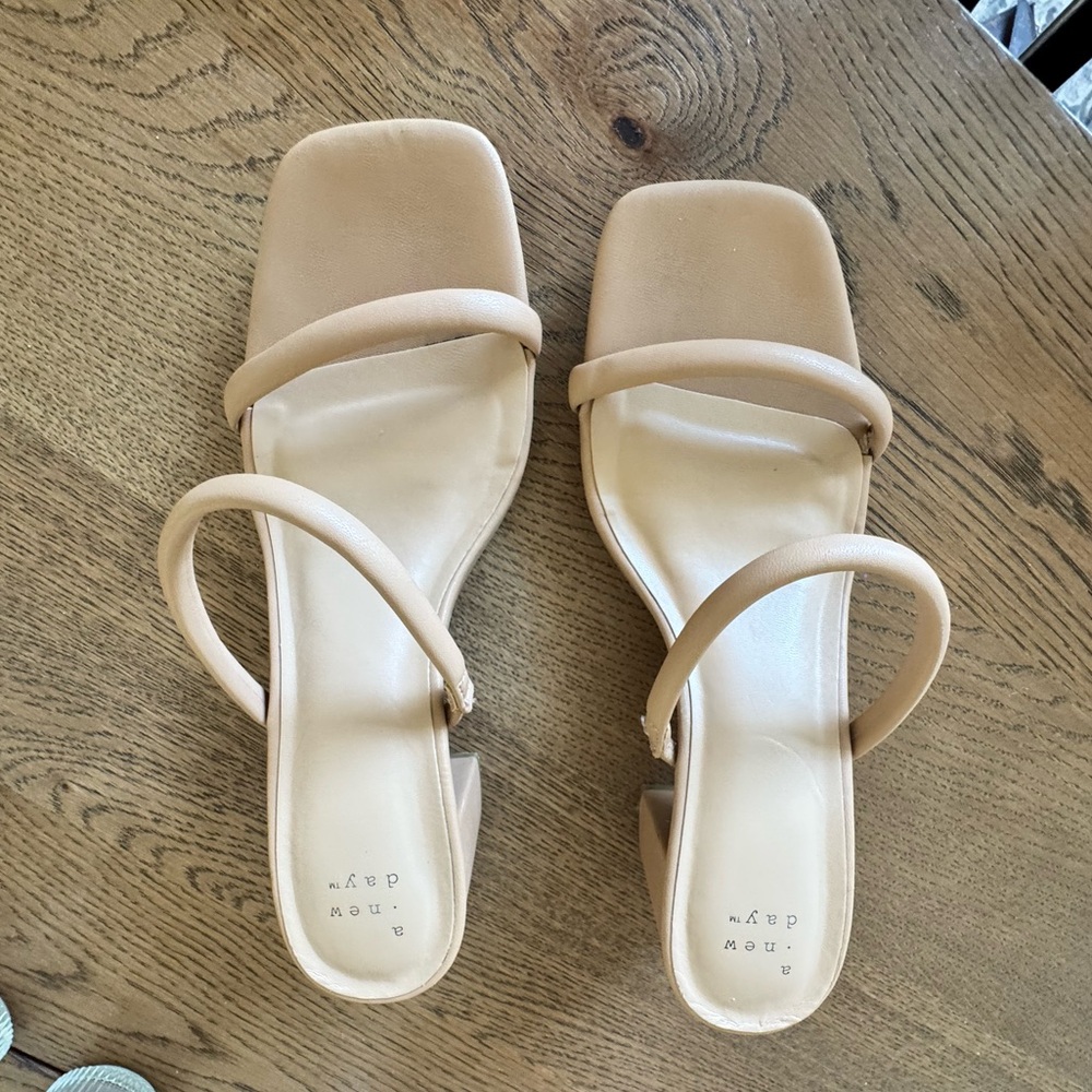Item: A New Day Cass Square Toe Block Heel
Size: 7.5
Condition: Gently-Used